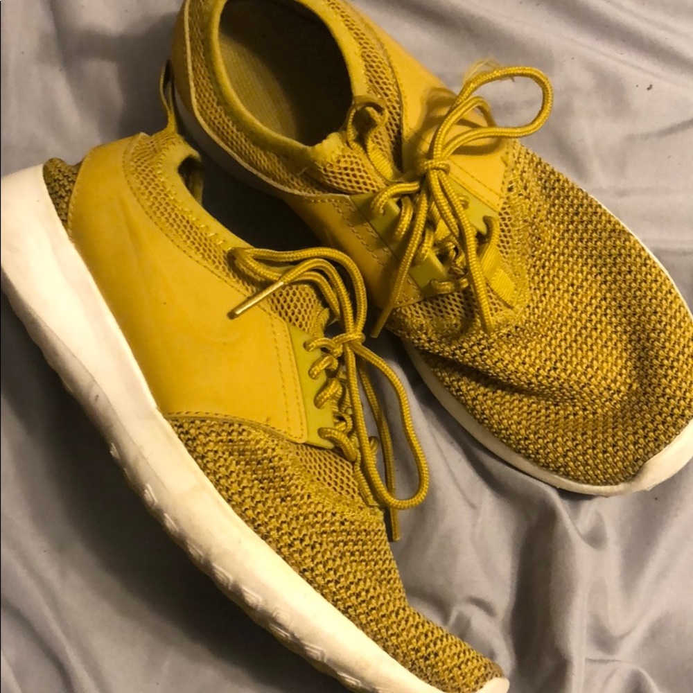 Yellow Nike Comfy Tennis Shoe